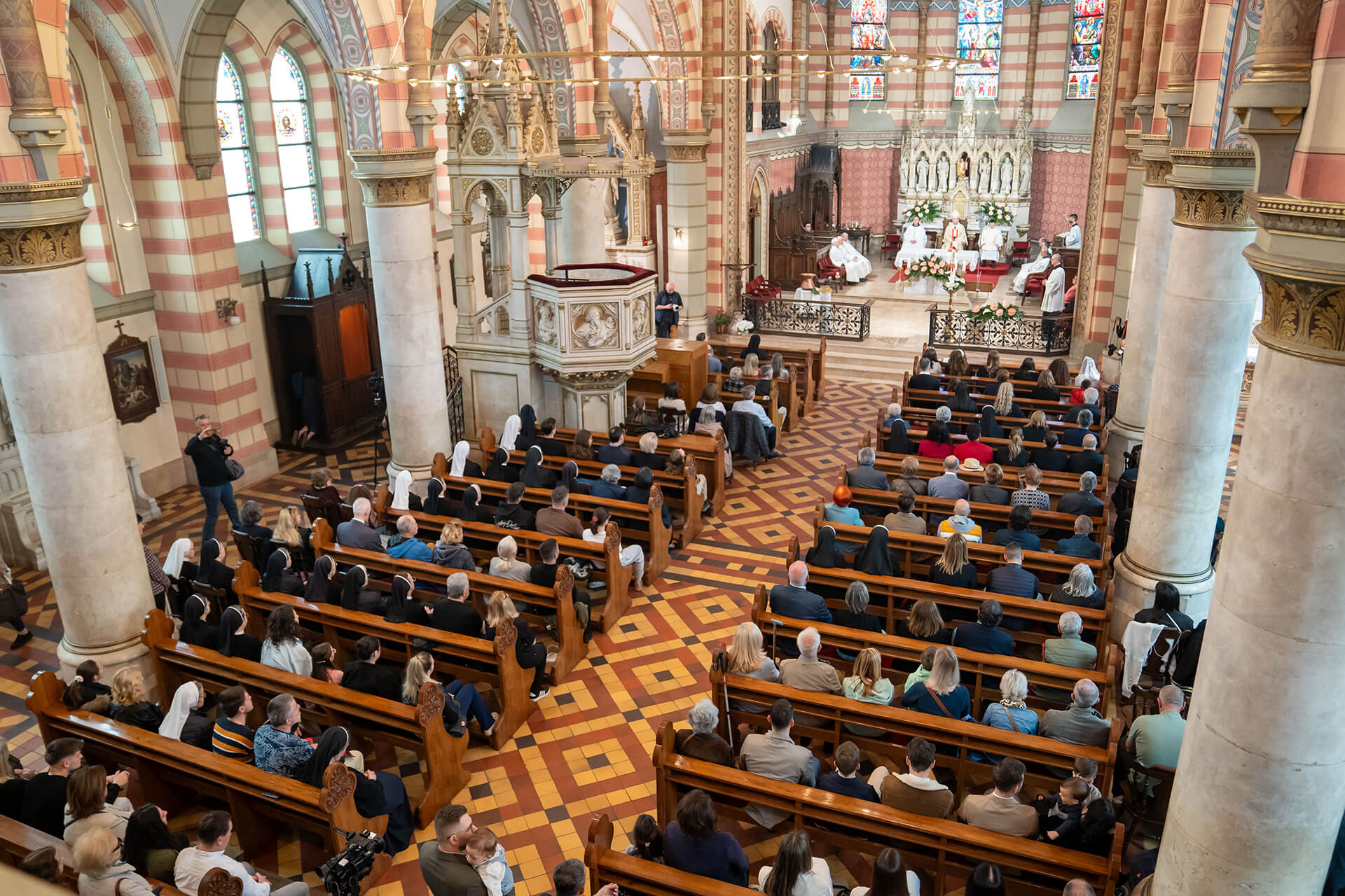 Nadbiskup Vukšić u sarajevskoj prvostolnici slavio misu na Uskrs
