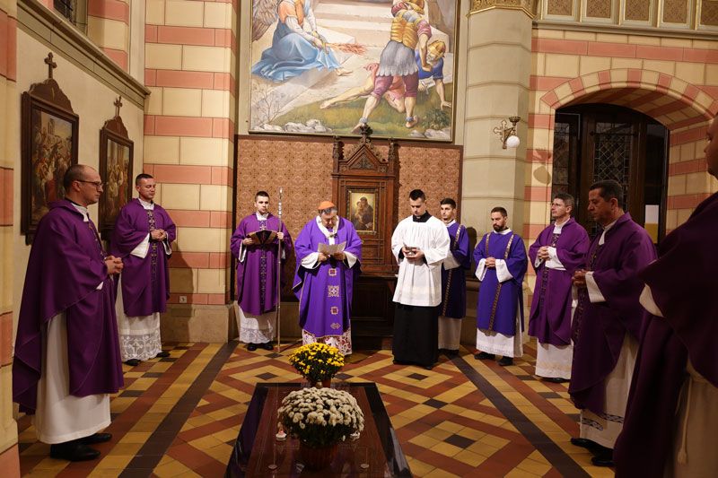 Misa za pokojne nadbiskupe u sarajevskoj katedrali