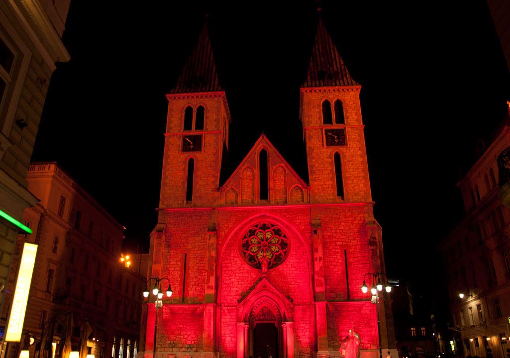Katedrala u crvenoj boji iz solidarnosti prema progonjenim kršćanima